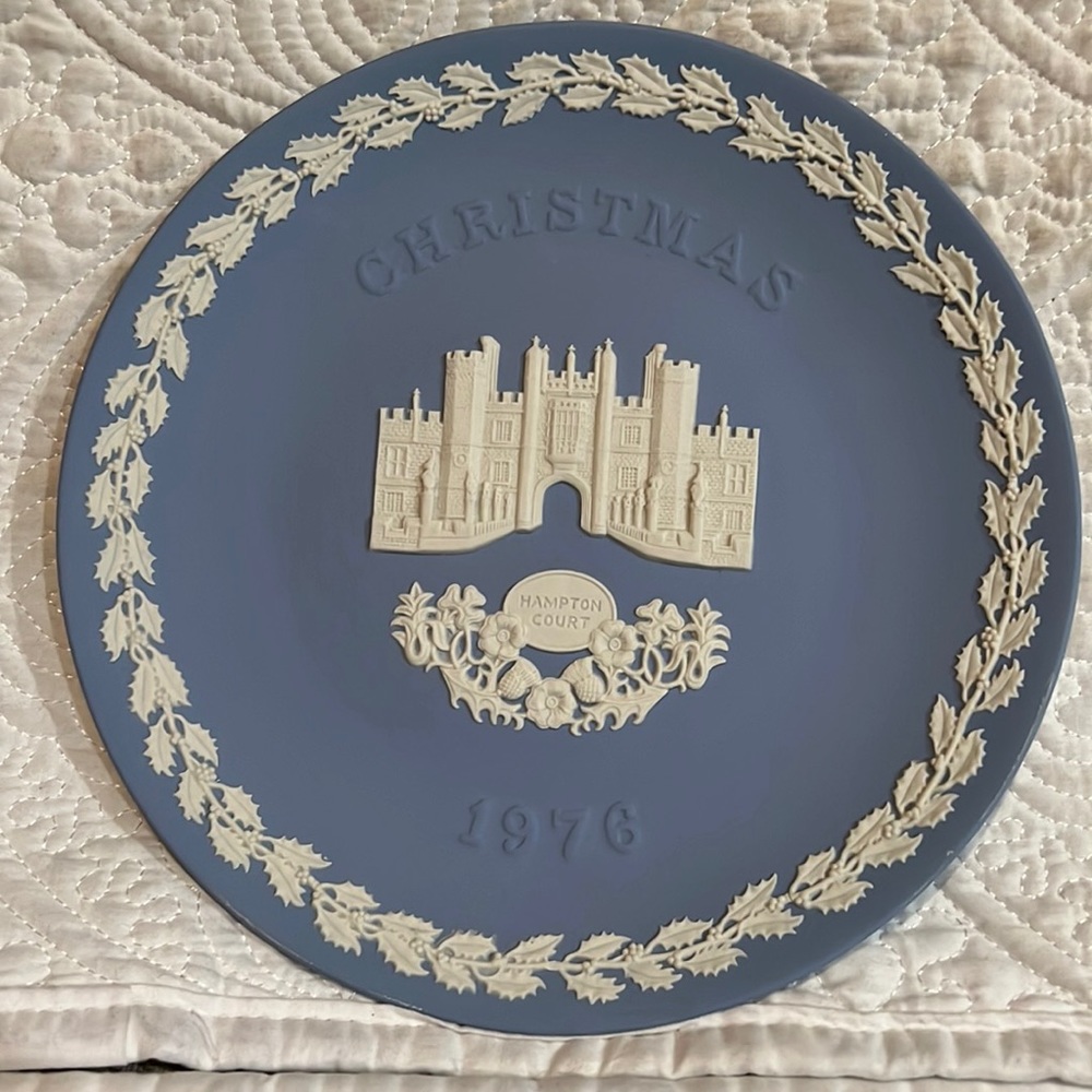 Wedgwood 1976 Christmas plate‎